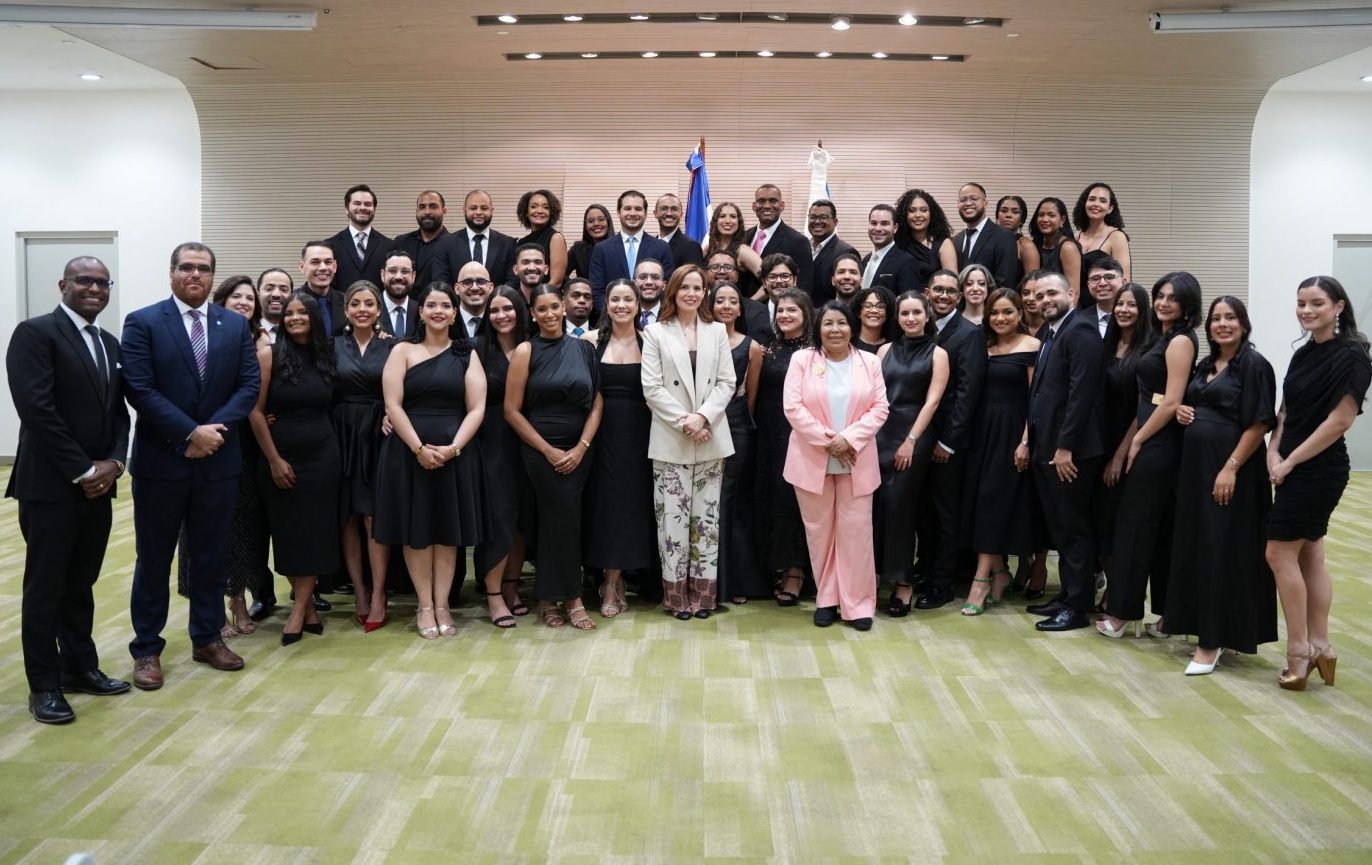 CEDIMAT certifica 49 nuevos especialistas en diversas áreas imagen