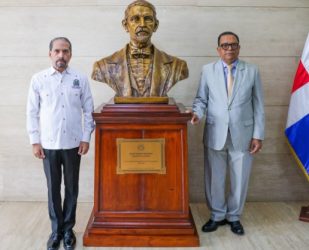 Biblioteca instala busto Duarte a 150 años de su fallecimiento