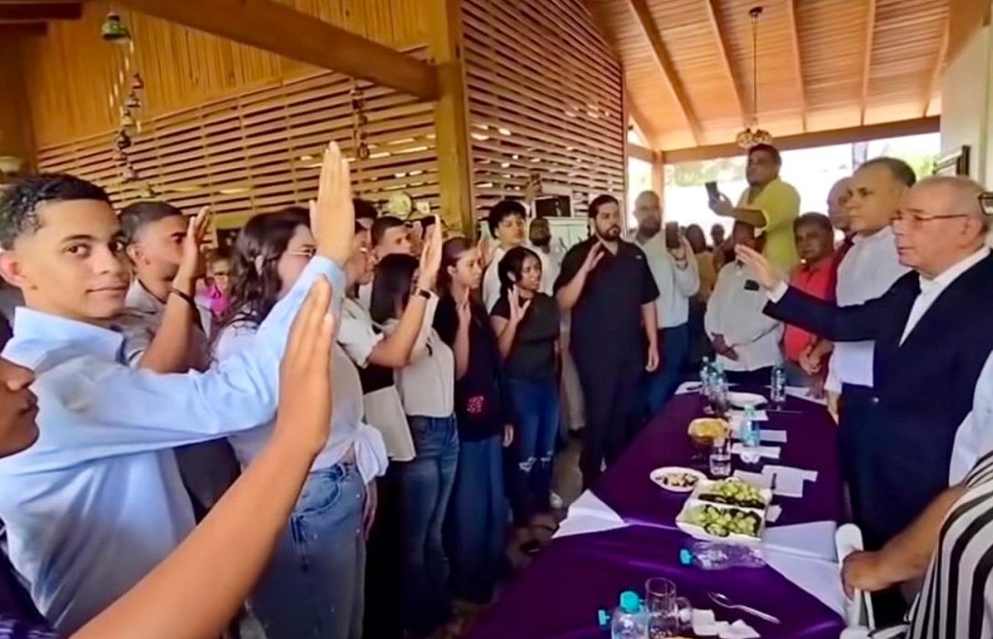Decenas de jóvenes se integran “Primeros votantes con el PLD” imagen