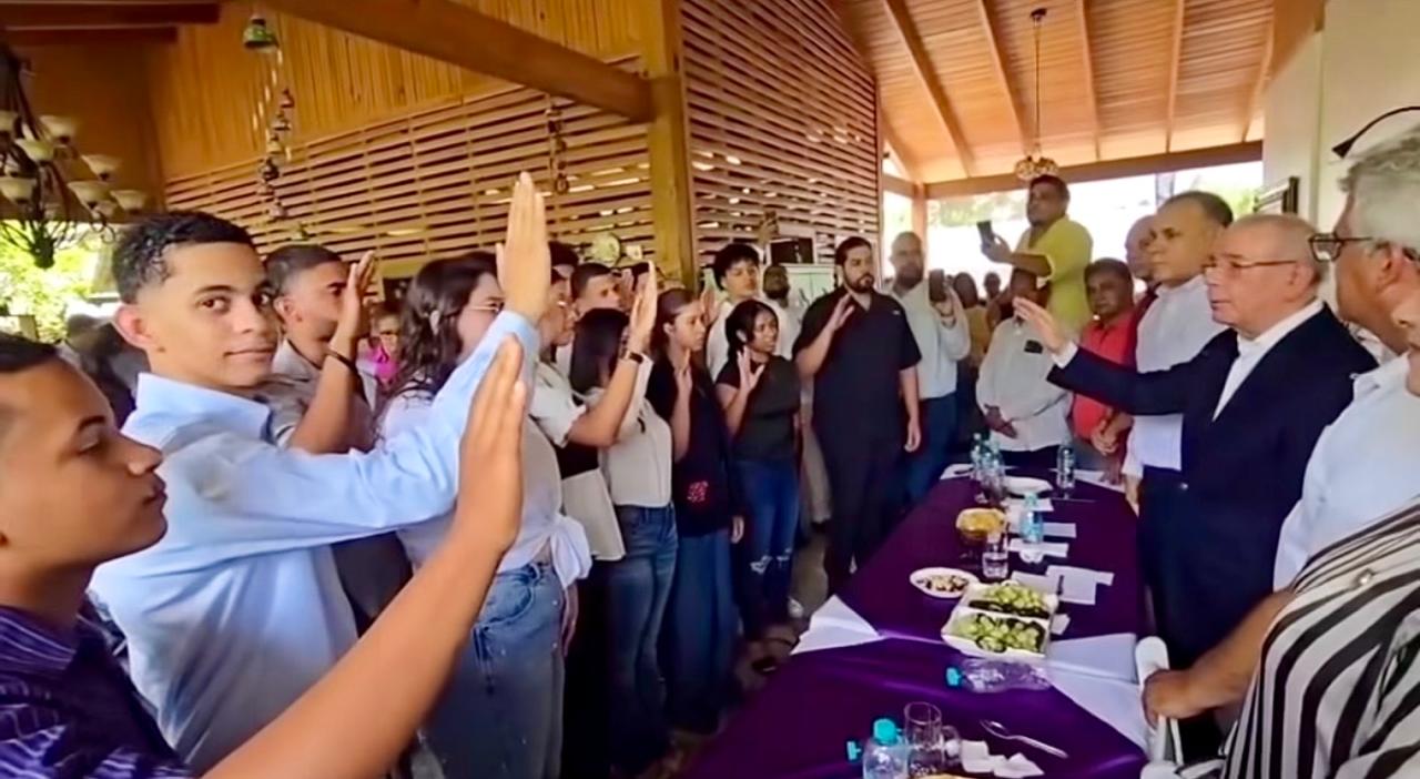 Decenas de jóvenes se integran “Primeros votantes con el PLD” imagen