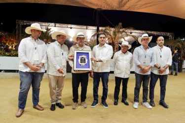 CONFEPASO reconoce a José Espinal por aporte a equitación