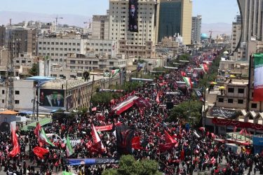 Irán da último adiós a Jameneí con un multitudinario entierro Irán da último adiós a Jameneí con un multitudinario entierro