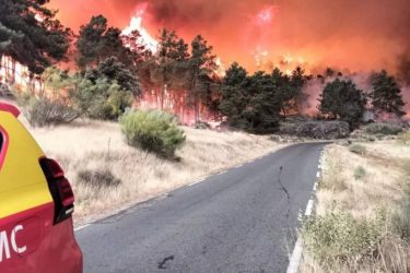 España evacúa 73,000 personas  por 2 grandes fuegos forestales