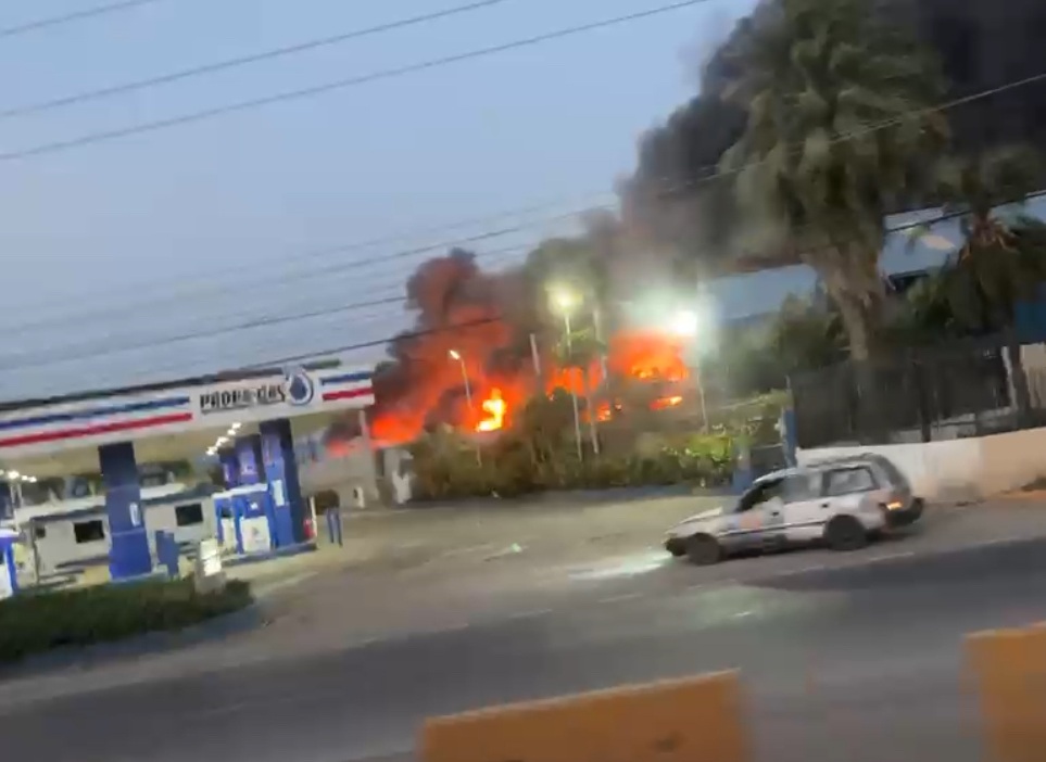 Fuego afectó naves industriales de la zona franca de Navarrete imagen