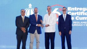 Abinader entrega certificaciones a empresas en seguridad laboral