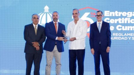 Abinader entrega certificaciones a empresas en seguridad laboral