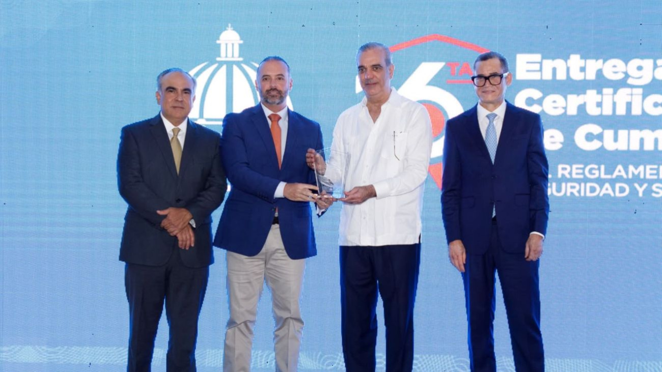 Abinader entrega certificaciones a empresas en seguridad laboral