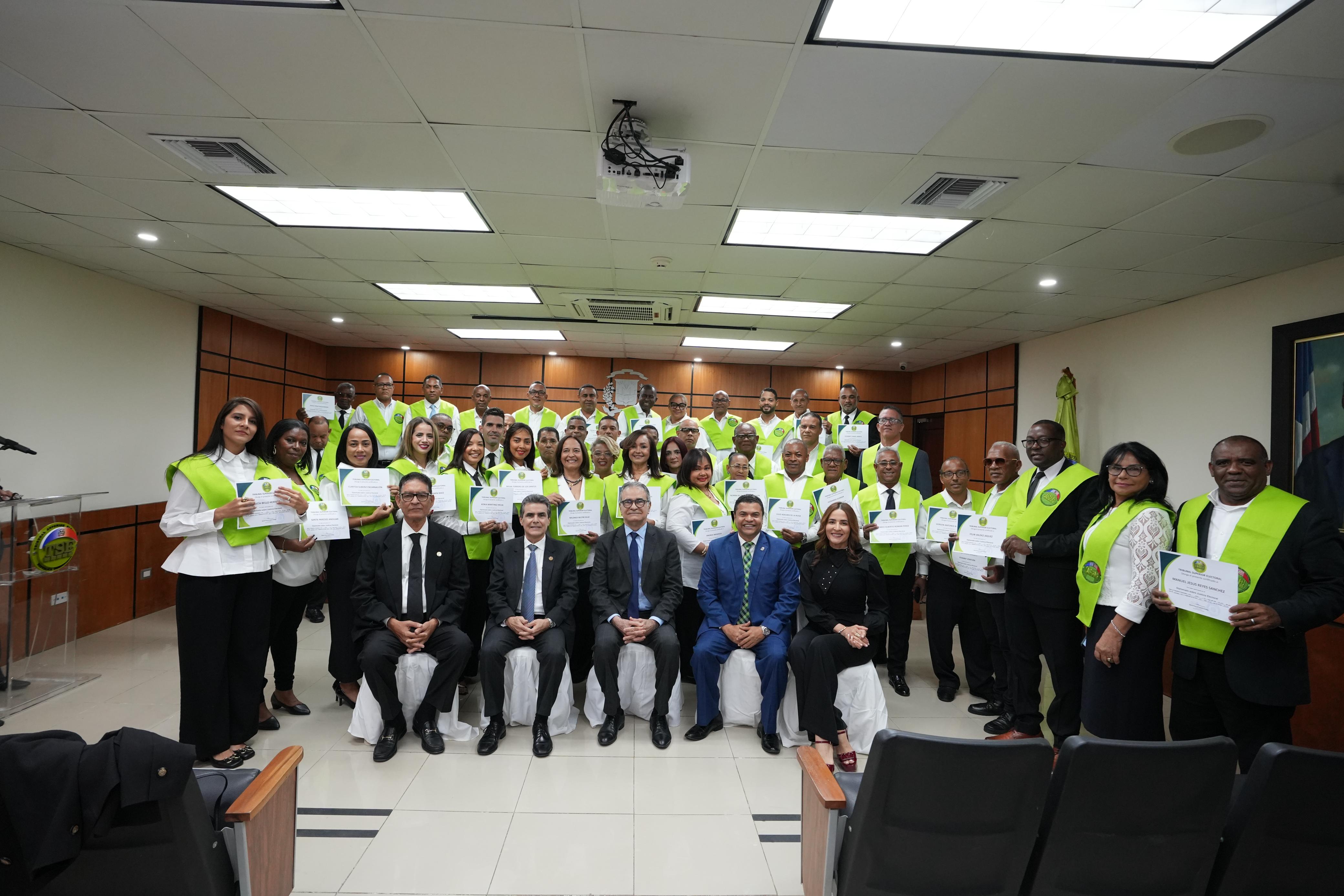 Gradúan a 58 dirigentes Fuerza del Pueblo en Justicia Electoral imagen