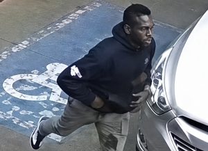 PN persigue activamente a un hombre baleó mujer en plaza