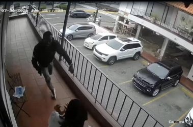 PN persigue activamente a un hombre baleó mujer en plaza PN persigue activamente a un hombre baleó mujer en plaza
