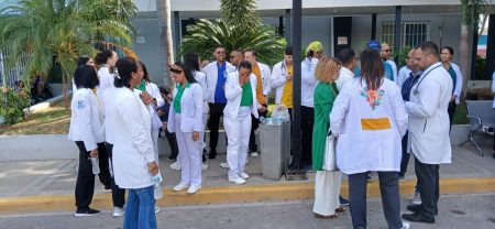 Médicos dominicanos cesan paro; piden cambios a Código Médicos dominicanos cesan paro; piden cambios a Código