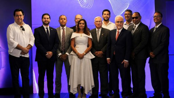Rosa Olga Medrano es reelecta como la presidenta de ADORA imagen