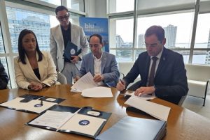 MIAMI: Consulado RD suscribe convenio con 150 becas para posgrados