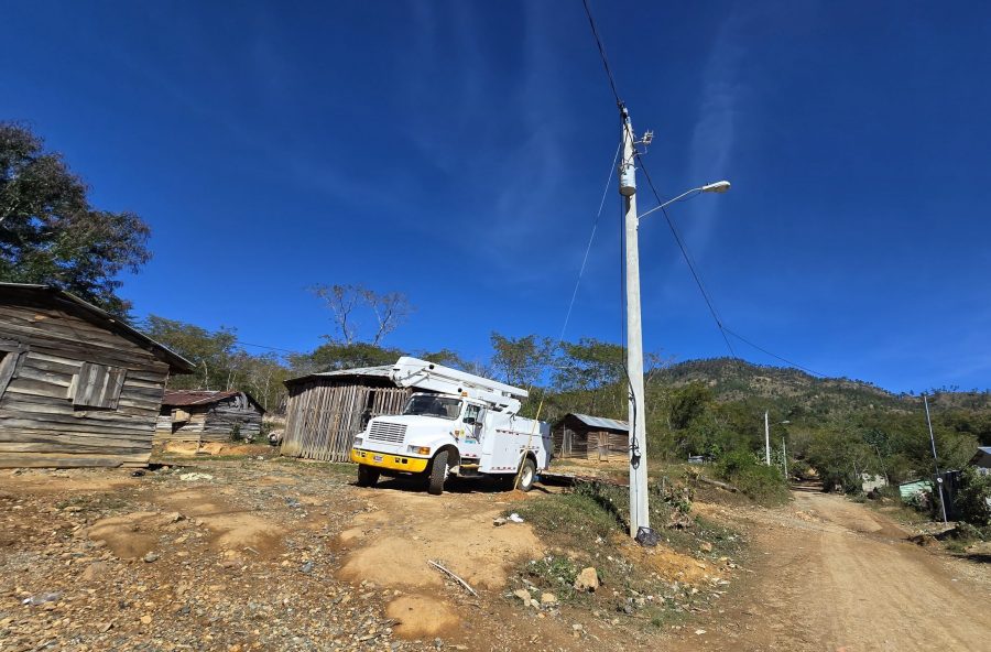 Llevan electricidad a Cruz de Cabrera con RD$14.7 millones imagen