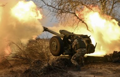 Rusia lanza ataques grupales contra militares en Ucrania