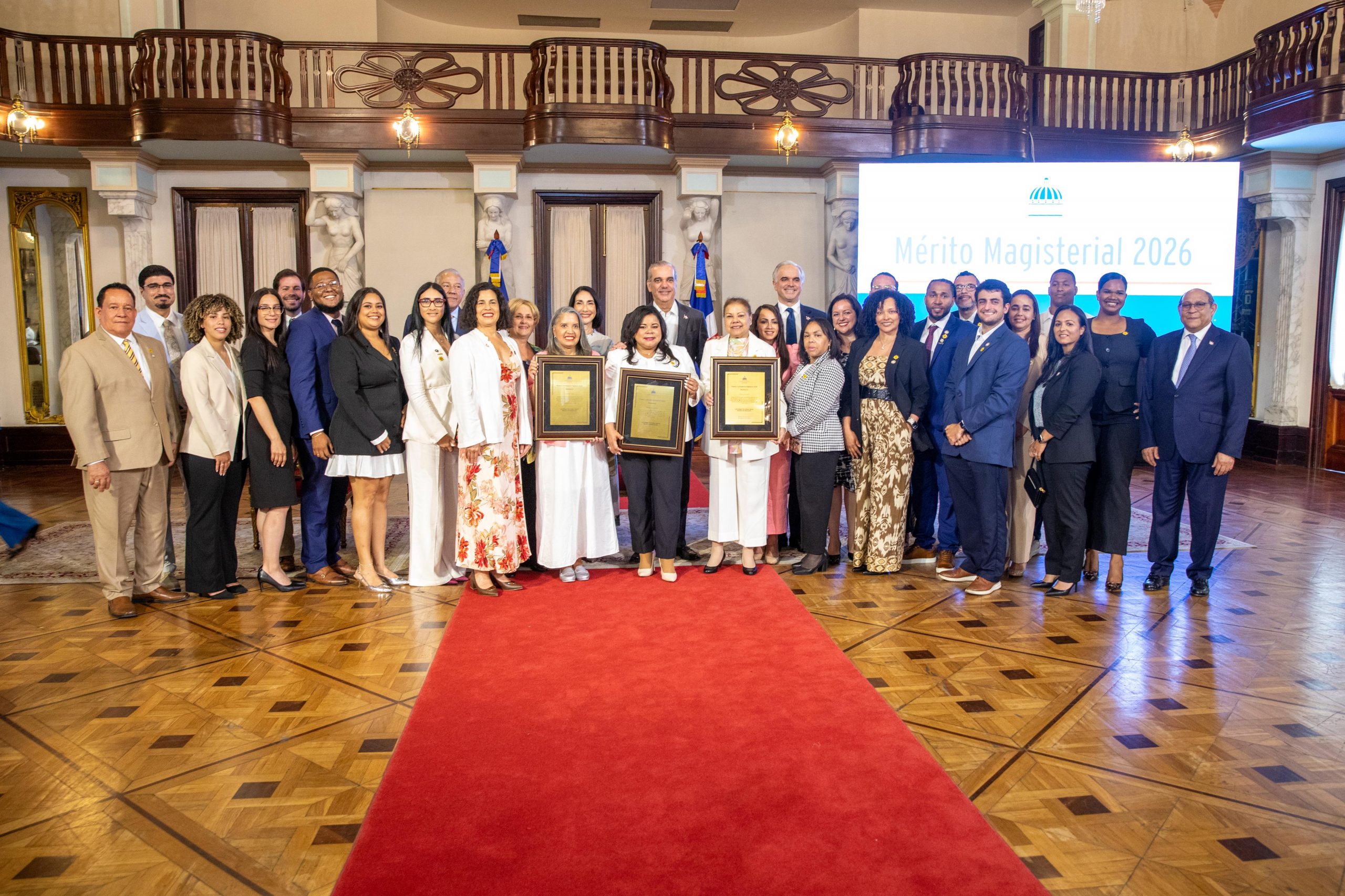 El Presidente Abinader entrega Medalla al Mérito Magisterial imagen