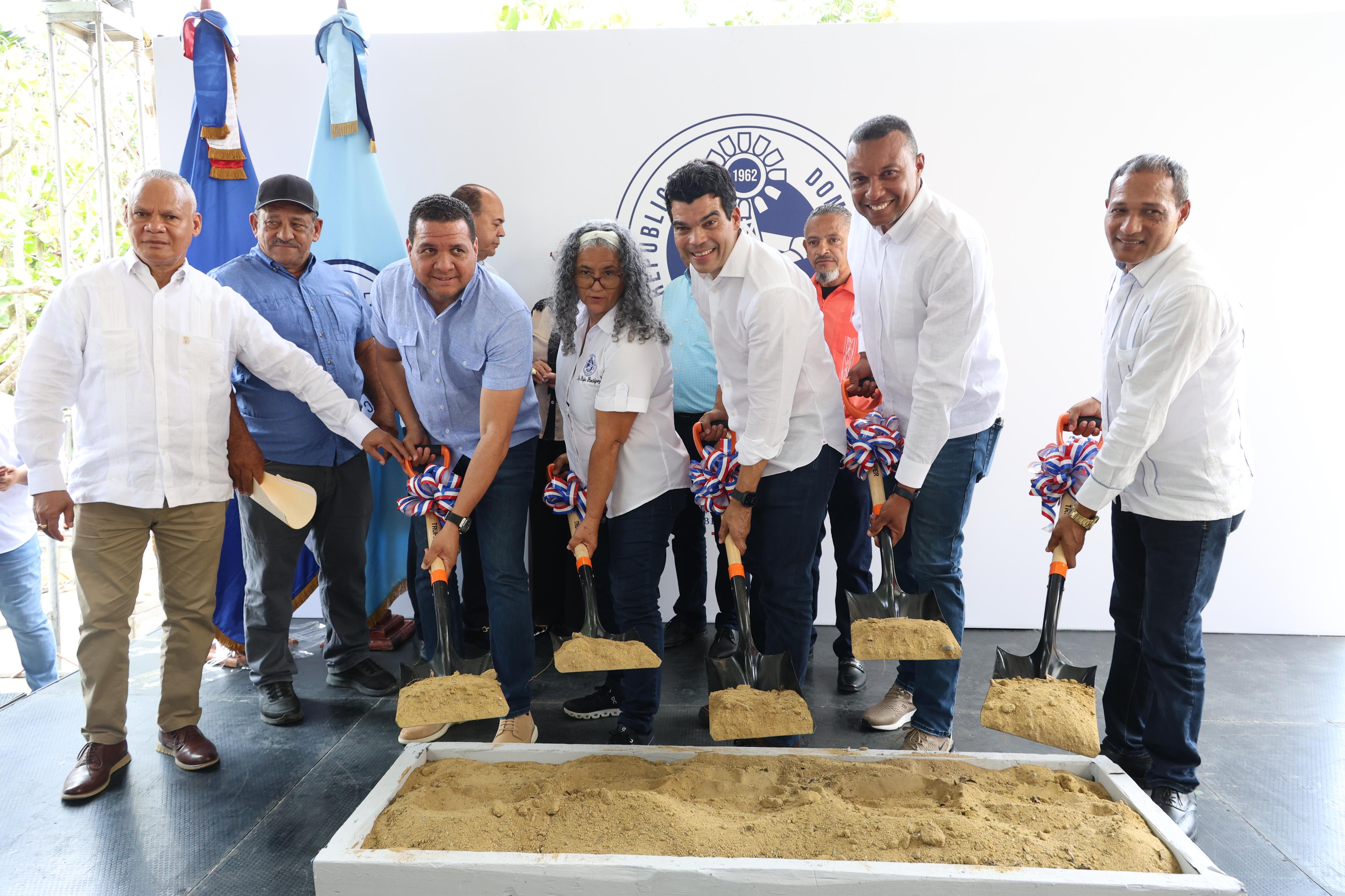 Director INAPA inicia 2da. etapa acueducto múltiple Sabana Iglesia, Santiago imagen
