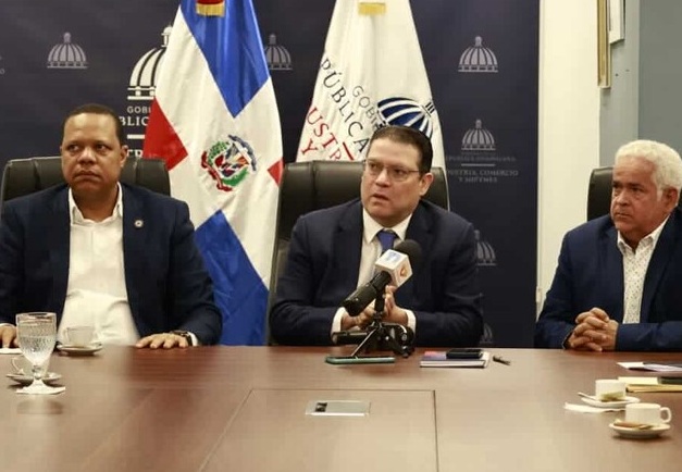 Acuerdan buscar solución pago con tarjetas en gasolineras RD