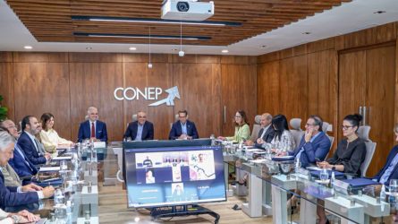 Ministro y empresarios discuten forma de fortalecer educación Ministro y empresarios discuten forma de fortalecer educación