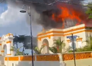 PUERTO PLATA: Incendio consume edificio emblemático