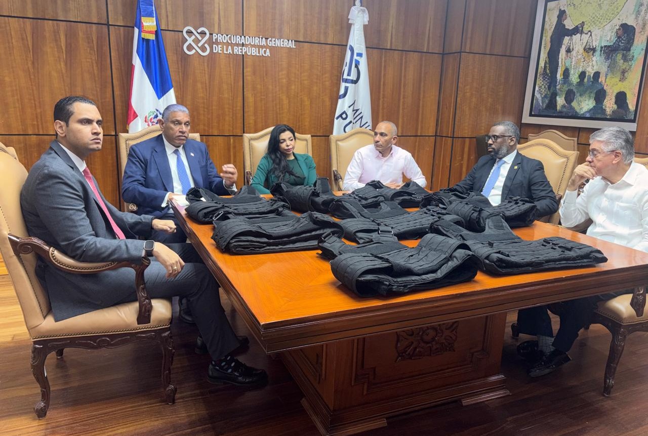 Nueva York dona 849 chalecos antibalas a la Rep. Dominicana imagen