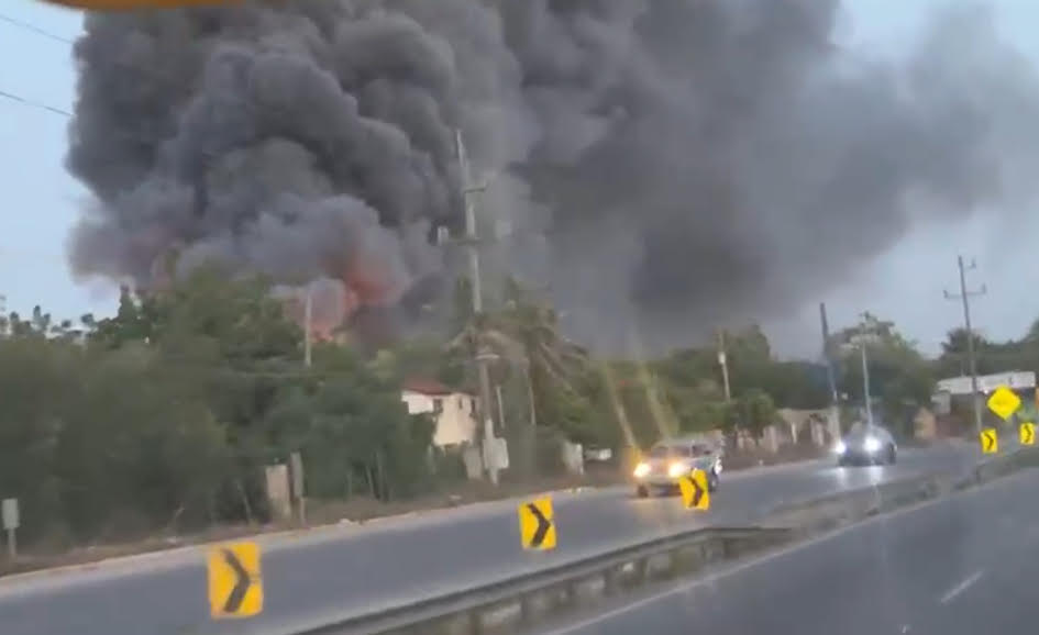 Incendio afecta desde temprano el parque industrial de Navarrete