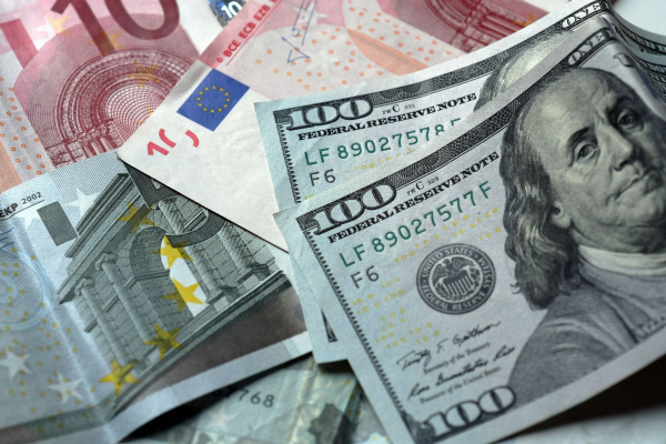El dólar bajó 18 cts. y el euro 5; eran vendidos a $58.87 y $69.64 imagen