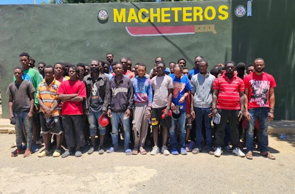 Ejército intercepta 49 haitianos indocumentados en Esperanza imagen
