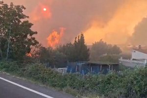 Gran incendio afecta Madrid; amenaza Escorial y base NASA