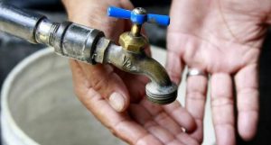 Las Caobas lleva años sin agua potable pese a pagan el servicio Las Caobas lleva años sin agua potable pese a pagan el servicio