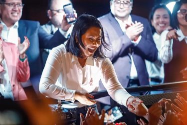 PERU: El Gobierno inicia la transferencia gestión a Fujimori