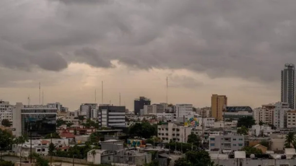 RD afronta otra jornada intenso calor por el polvo del Sahara imagen