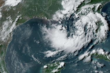 Tormenta Bertha mantiene bajo vigilancia la costa este de EEUU Tormenta Bertha mantiene bajo vigilancia la costa este de EEUU