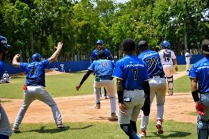 Reales y Granjeros imponen su dominio en Liga Béisbol Verano