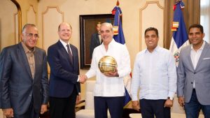 Abinader recibe a ejecutivos de la FIBA en el Palacio Nacional