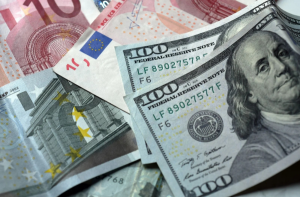 El dólar bajó 60 cts. y euro 17; eran vendidos $59.34 y $69.76 El dólar bajó 60 cts. y euro 17; eran vendidos $59.34 y $69.76