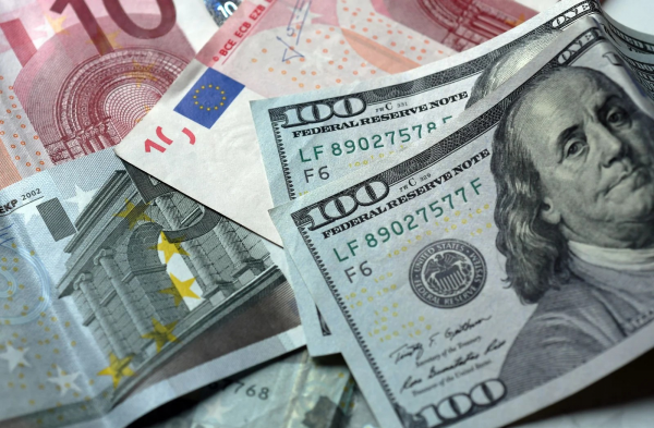 El dólar bajó 60 cts. y euro 17; eran vendidos $59.34 y $69.76