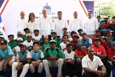 Abinader entrega remozado un estadio de beisbol en Samaná Abinader entrega remozado un estadio de beisbol en Samaná