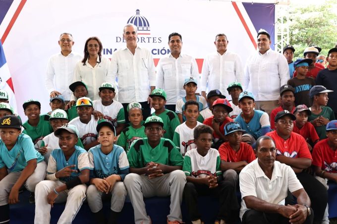 Abinader entrega remozado un estadio de beisbol en Samaná imagen