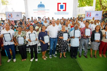 Presidente entrega 1,000 títulos de propiedad en Los Frailes, SDE Presidente entrega 1,000 títulos de propiedad en Los Frailes, SDE