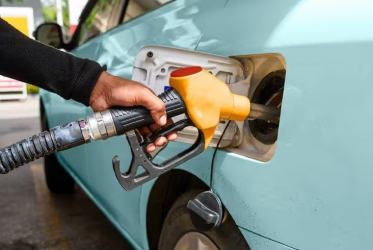 Tensión en Ormuz empujaría la gasolina premium sobre RD$305 Tensión en Ormuz empujaría la gasolina premium sobre RD$305