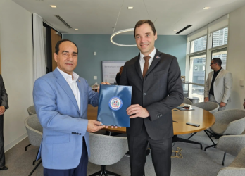 MIAMI: Consulado RD firma acuerdo de 150 becas