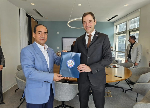 MIAMI: Consulado RD firma acuerdo de 150 becas imagen