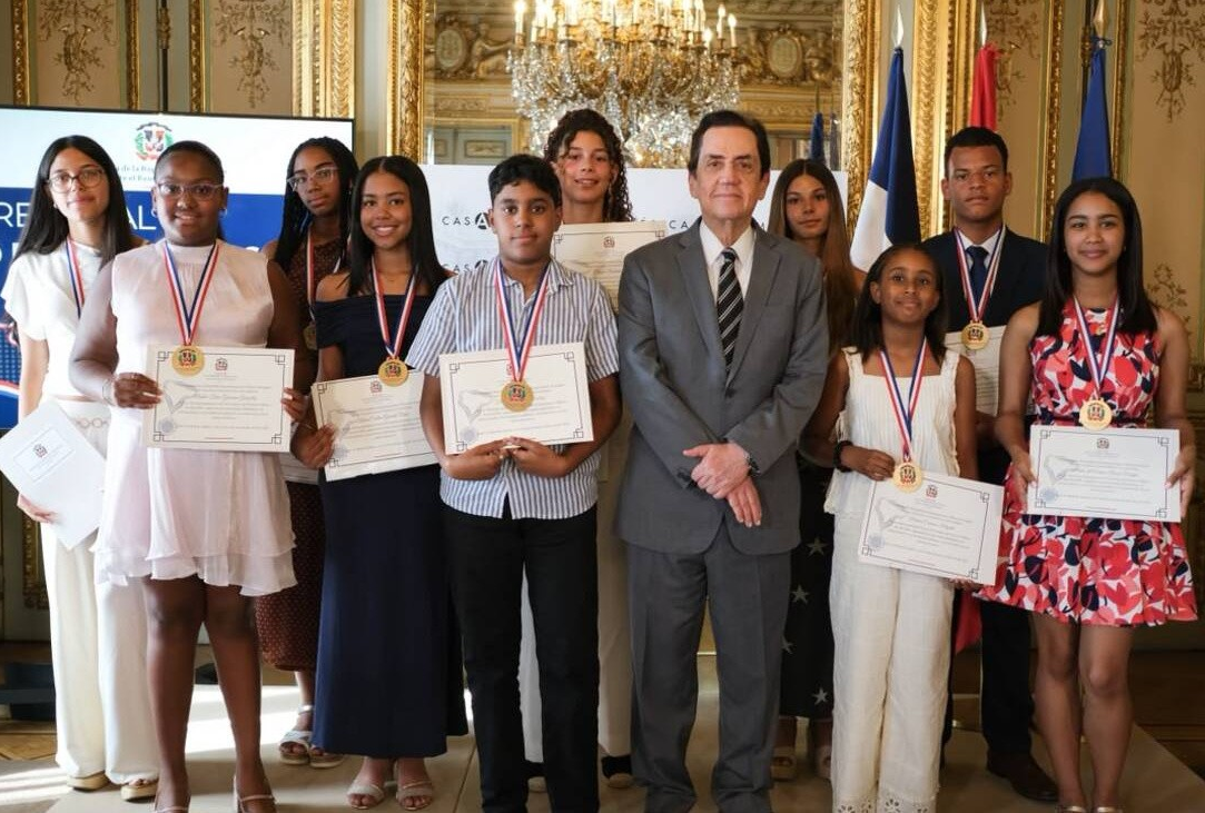 ESPAÑA: Embajada reconoce a 10 estudiantes dominicanos imagen