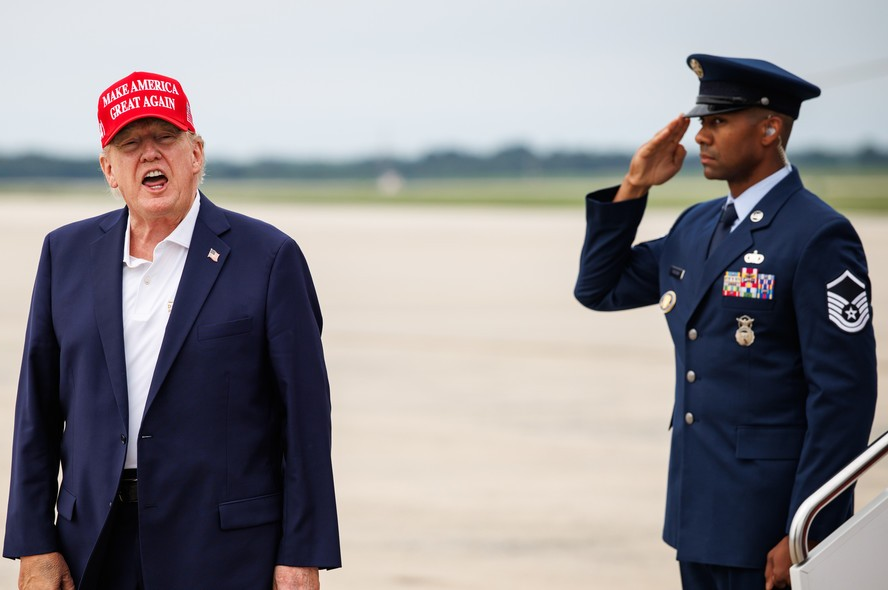 Trump aconseja a Irán «izar la bandera blanca de la rendición»