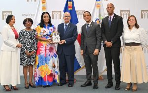 Banco Central dona 21 obras a la biblioteca Abigaíl Mejía Banco Central dona 21 obras a la biblioteca Abigaíl Mejía