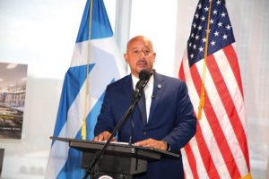 EU: Dominicano Brian DePeña seguirá en la alcaldía Lawrence