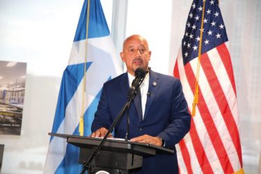 EU: Dominicano Brian DePeña seguirá en la alcaldía Lawrence