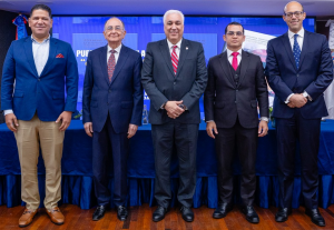 Opinio Alvarez Betancourt presenta obra en la Universidad APEC