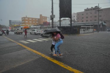 Vaguada y onda generarán lluvias a partir del mediodía Vaguada y onda generarán lluvias a partir del mediodía